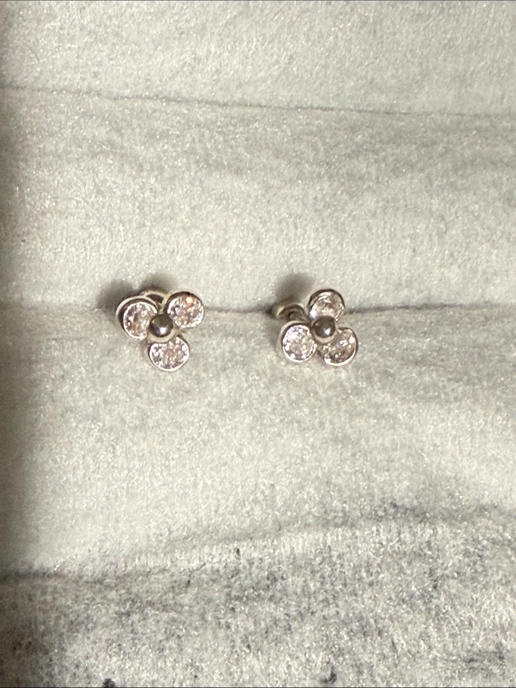 Flower Earrings With Small Thread In Sterling Silver 950